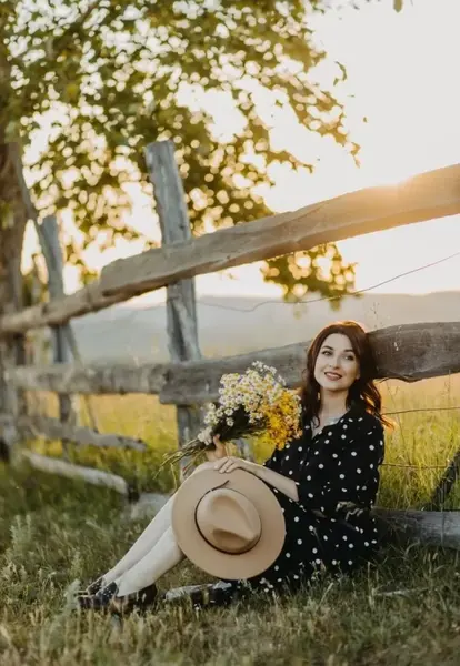 ژست عکس با کلاه در طبیعت