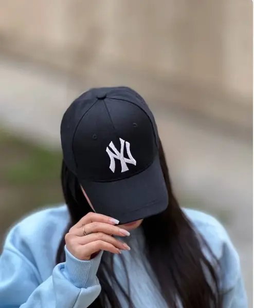 عکس ny روی کلاه به چه معناست