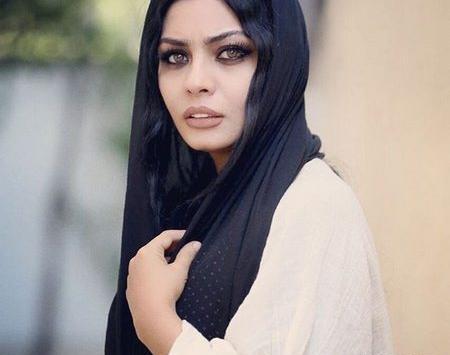 عکس صحرا اسدالهی با کلاه زرد