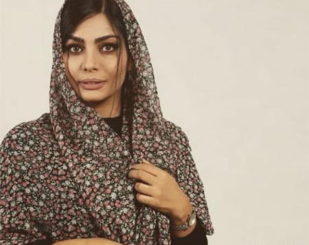 عکس صحرا اسدالهی با کلاه زرد