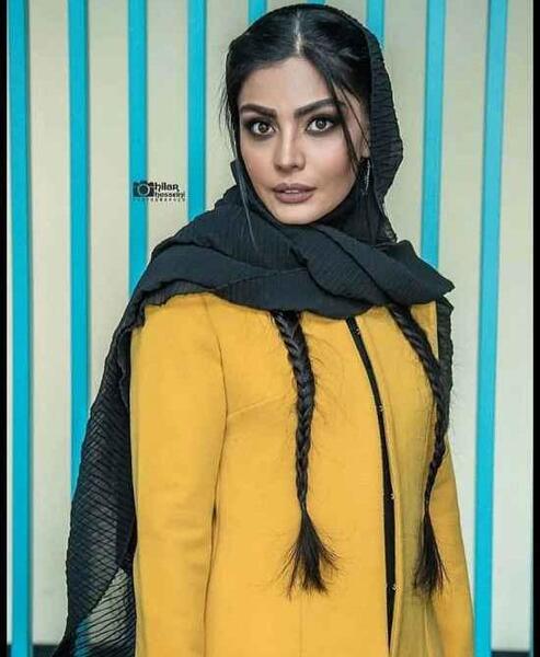 عکس صحرا اسدالهی با کلاه زرد