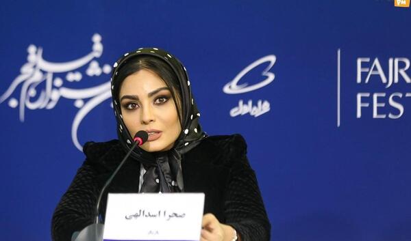 عکس صحرا اسدالهی با کلاه زرد