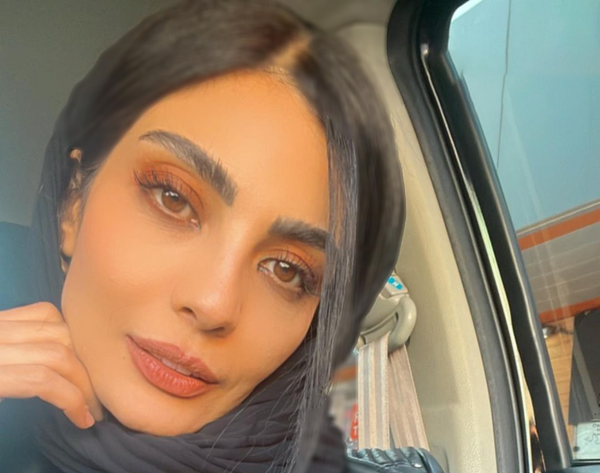 عکس صحرا اسدالهی با کلاه زرد
