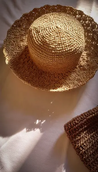 عکس با کلاه حصیری