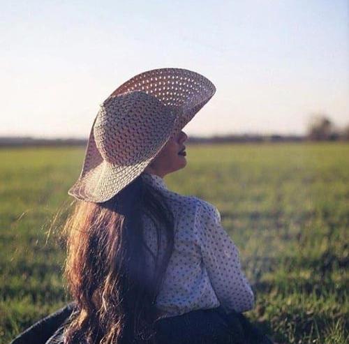 عکس با کلاه حصیری