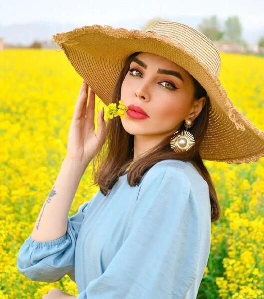 عکس دختر با کلاه حصیری