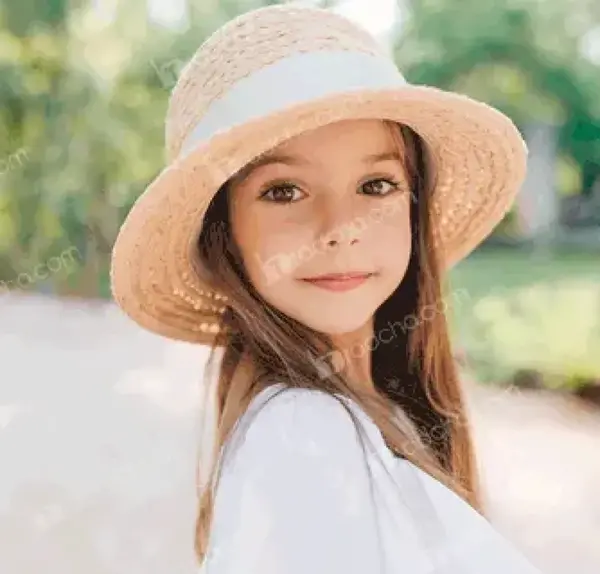 عکس دختر با کلاه حصیری