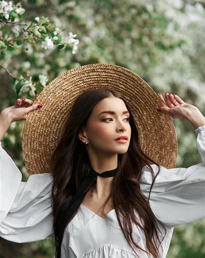 ژست عکس با کلاه حصیری در طبیعت