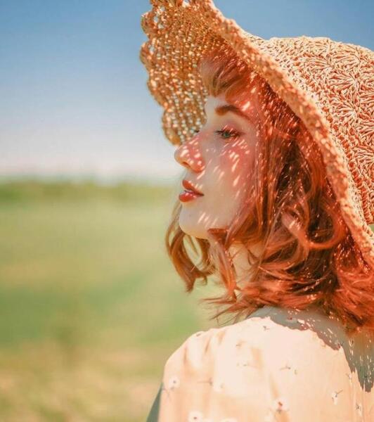 ایده عکس با کلاه حصیری