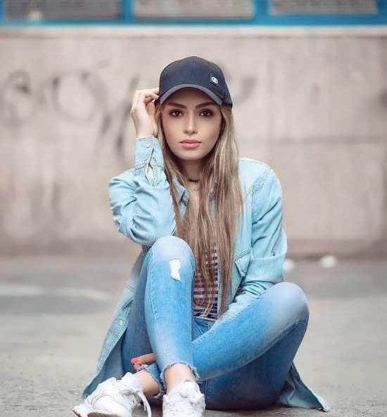عکس دختر با کلاه آبی
