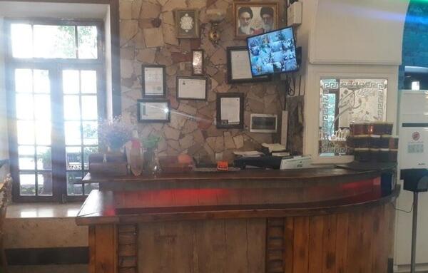 عکس گوگوش در رستوران همسفر