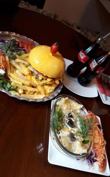 عکس پنج شب در رستوران