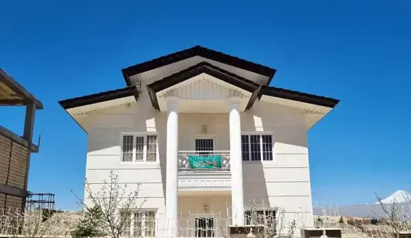 عکس ویلا با سقف شیروانی