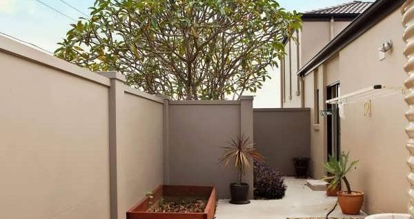 عکس نمای دیوار حیاط ویلایی