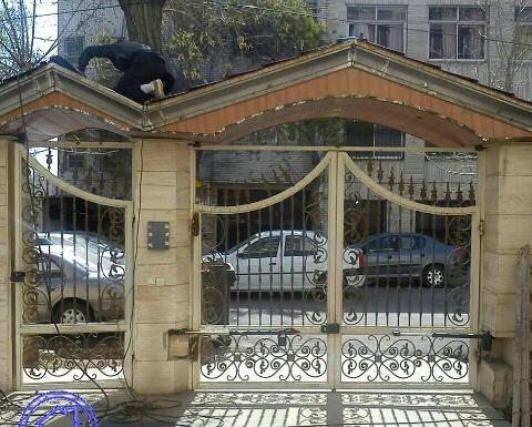 عکس در حیاط ویلایی