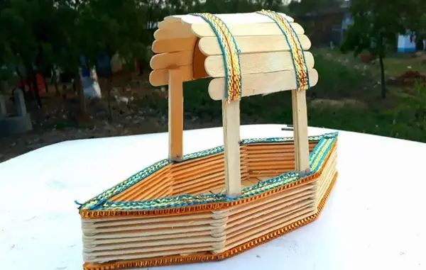 عکس خانه ی چوبی با چوب بستنی