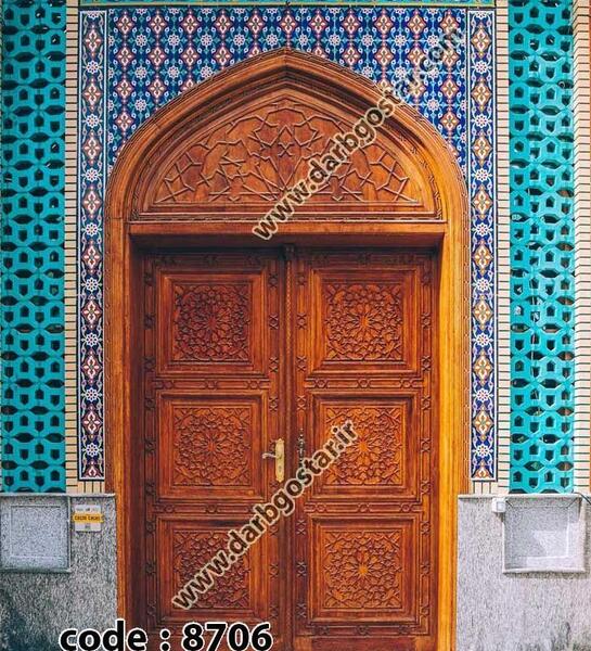 عکس در خانه چوبی قدیمی