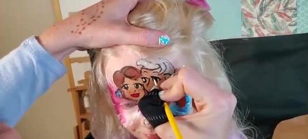 عکس نقاشی روی صورت السا آنا