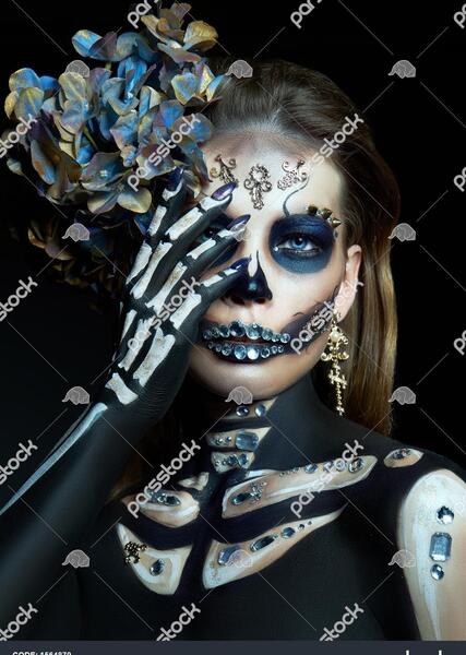عکس نقاشی روی صورت اسکلت
