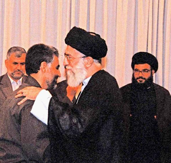 عکس رهبری و امام و حاج قاسم