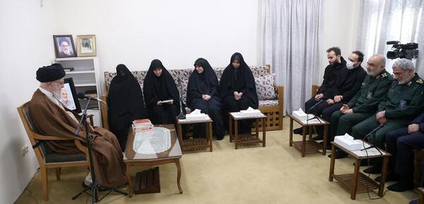 عکس دیدار رهبر با خانواده سردار سلیمانی