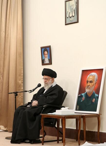 عکس دیدار رهبر با خانواده سردار سلیمانی