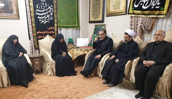 عکس دیدار رهبر با خانواده سردار سلیمانی