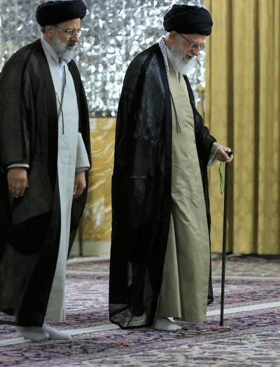 عکس رهبر با شهید رئیسی