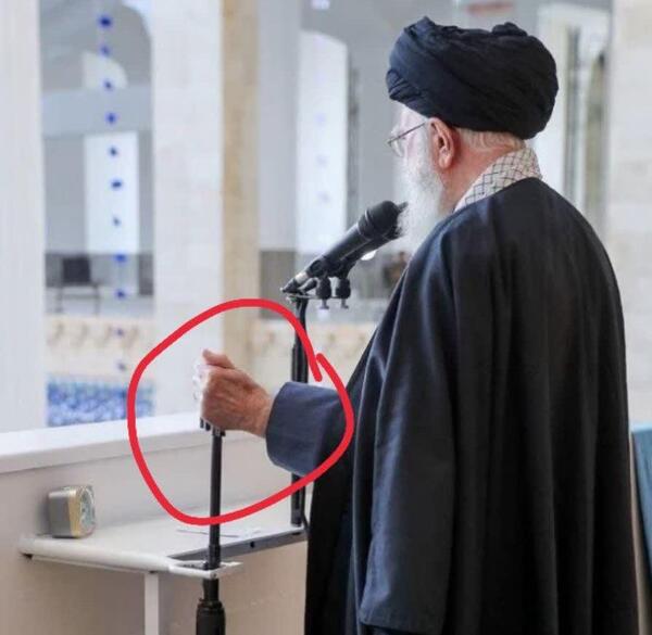 عکس رهبری با اسلحه در نماز جمعه