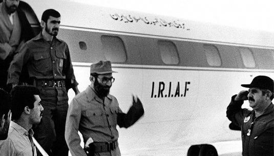 عکس رهبر با لباس سپاهی