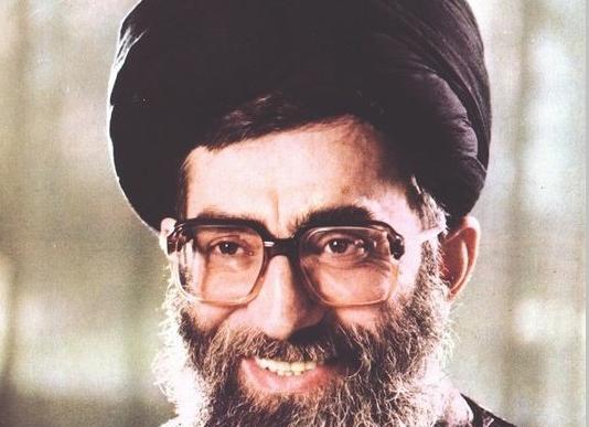 عکس رهبر با لباس سپاهی
