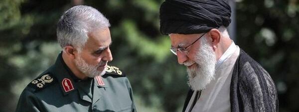 عکس رهبر با لباس سپاهی