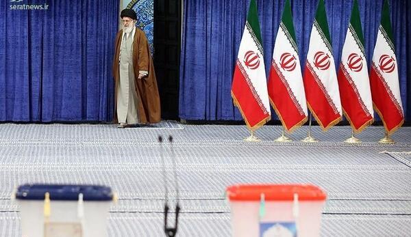 عکس رهبر در پای صندوق رای