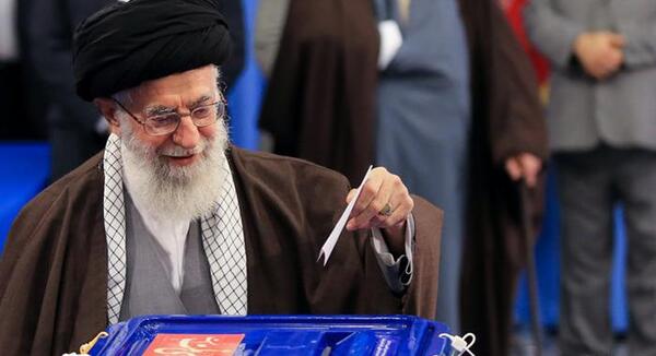 عکس رهبر در پای صندوق رای