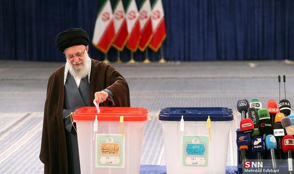 عکس رهبر در پای صندوق رای