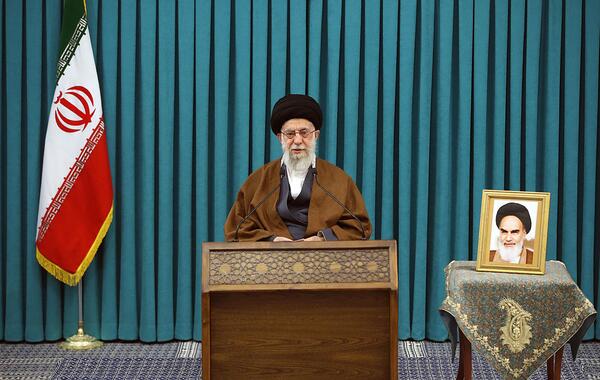 عکس رهبر در پای صندوق رای