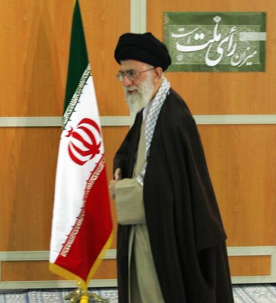 عکس رهبر در پای صندوق رای