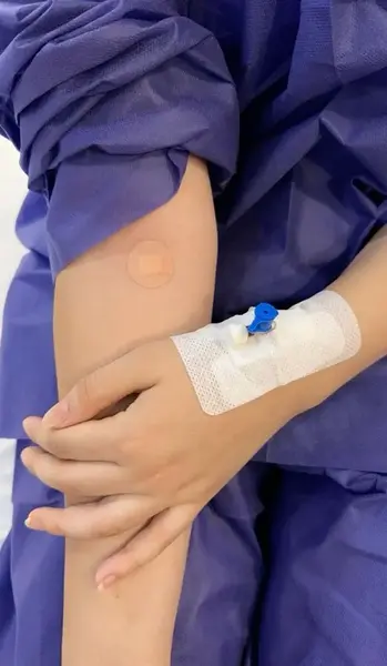 عکس فیک سرم زدن دخترانه