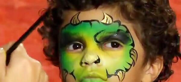 نقاشی روی صورت دایناسور