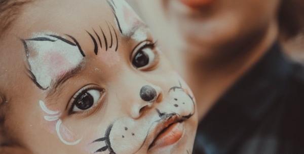 عکس نقاشی روی صورت شکل پروانه