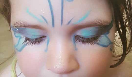 عکس نقاشی روی صورت شکل پروانه