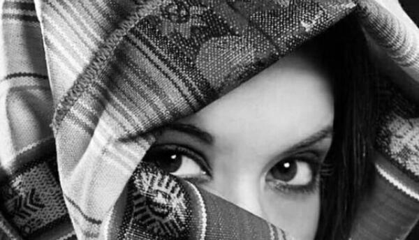 عکس نقاشی چهره دختر سیاه قلم ساده