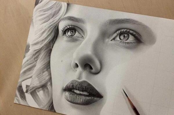 عکس نقاشی چهره ساده با مداد سیاه