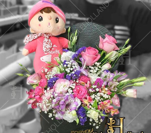 عکس عروسک با دسته گل