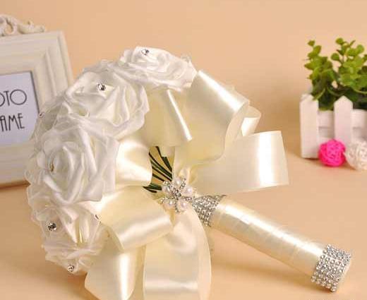 عکس عروسک با دسته گل