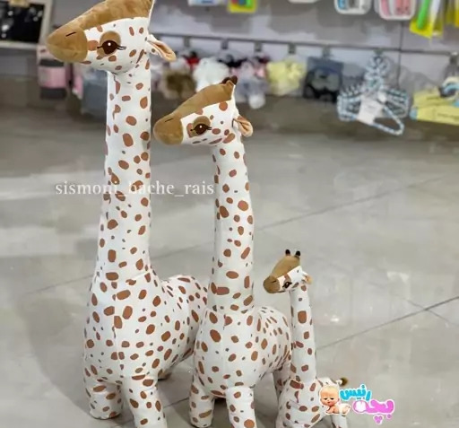 عکس نوزاد با عروسک زرافه