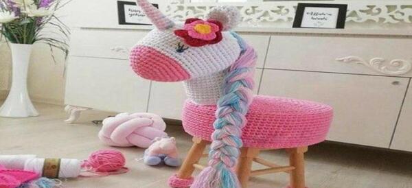 عکس عروسک بافتنی اسب تک شاخ