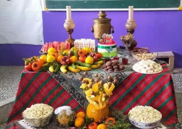عکس ایده تزیین سفره یلدا در مدرسه