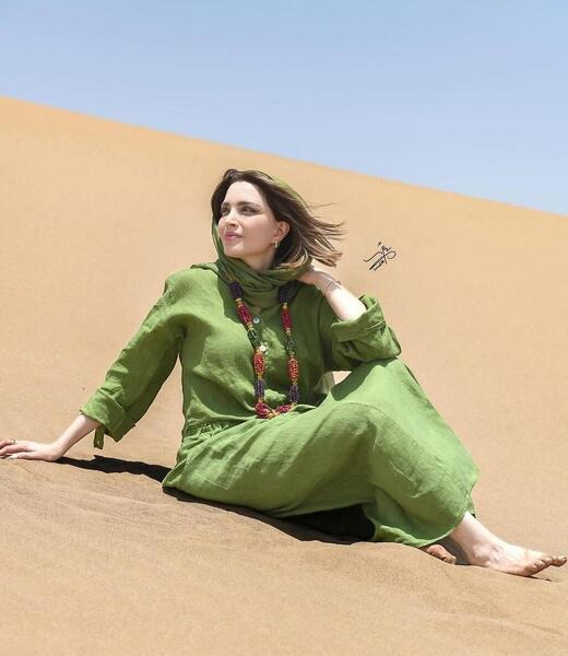 عکس زن در کویر