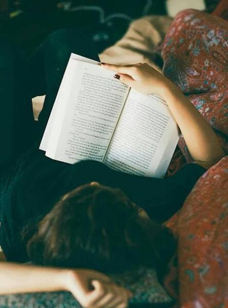 عکس با کتاب در طبیعت